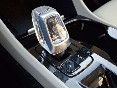 Used 2023 Volvo XC40 B5 Plus image 15