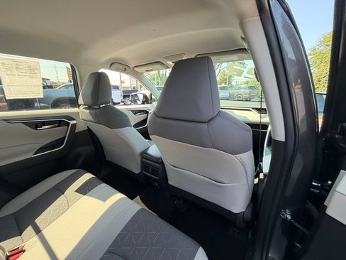 Used 2022 Toyota RAV4 XLE w/ XLE Grade Weather Package AWD/4WD image 17