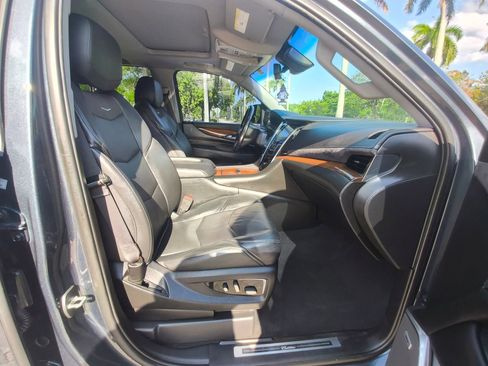 Used 2019 Cadillac Escalade ESV Luxury AWD/4WD image 40