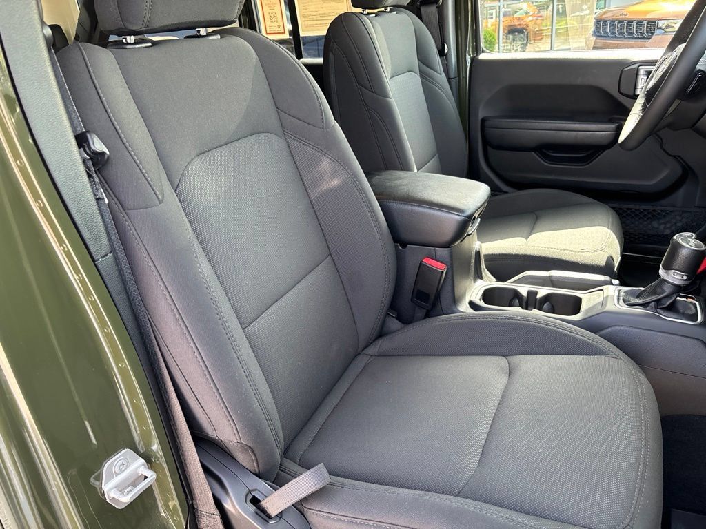Used 2023 Jeep Wrangler Unlimited AWD/4WD image 28