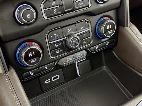 Used 2021 Chevrolet Tahoe Z71 w/ Z71 Signature Package AWD/4WD image 18