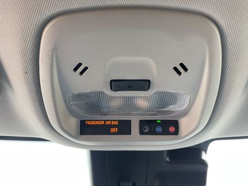 Used 2025 Chevrolet Trax LT w/ LT Convenience Package FWD image 18