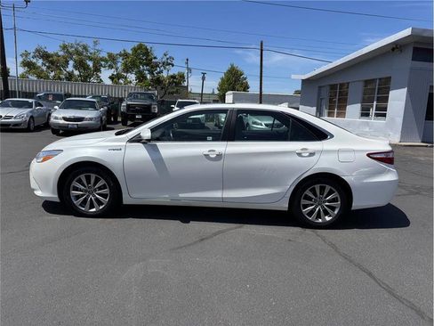 Used 2016 Toyota Camry XLE image 2