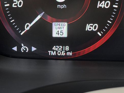 Used 2020 Volvo S60 T5 Momentum image 3