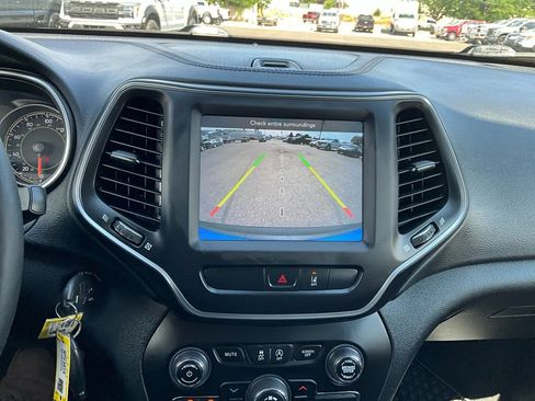 Used 2022 Jeep Cherokee Latitude AWD/4WD image 17