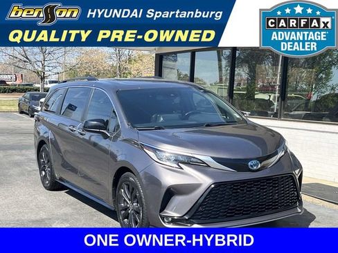 Used 2022 Toyota Sienna XSE FWD image 1