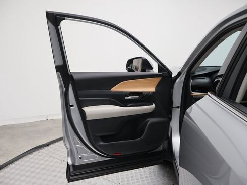 Used 2024 Toyota Grand Highlander AWD Hybrid image 16