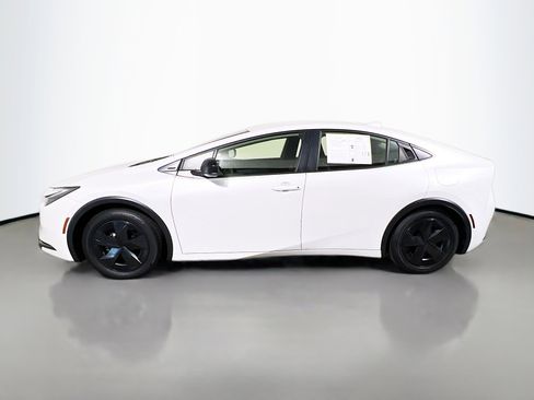 Used 2025 Toyota Prius LE image 9
