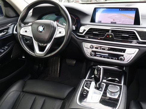 Used 2022 BMW 740i image 11