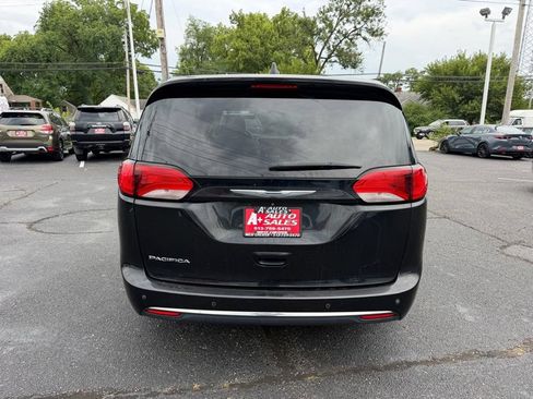 Used 2017 Chrysler Pacifica Touring Plus w/ Tire & Wheel Group FWD image 7