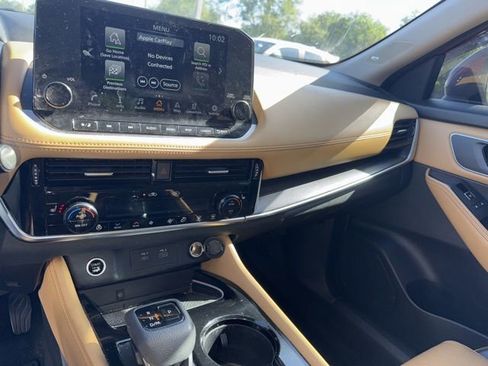 Used 2021 Nissan Rogue Platinum image 9