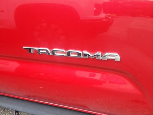 Used 2017 Toyota Tacoma TRD Off-Road w/ Premium & Technology Package AWD/4WD image 4