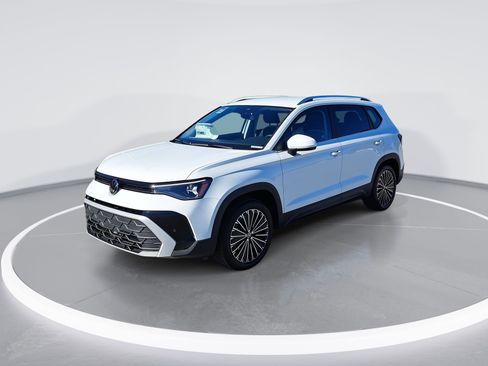 New 2026 Volkswagen Taos SE image 7