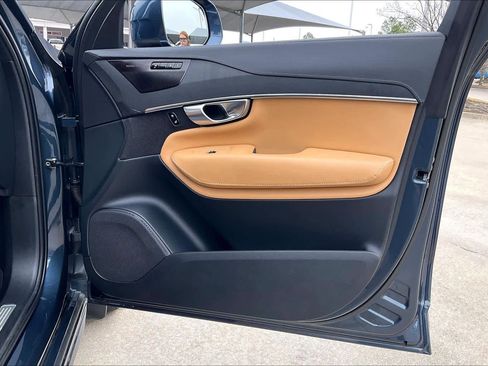 Used 2024 Volvo XC90 B6 Ultimate w/ Lounge Package image 22