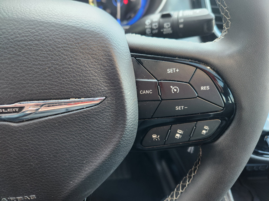 Used 2025 Chrysler Pacifica Limited FWD image 25