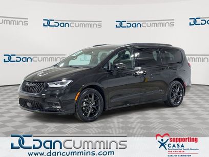 Used 2025 Chrysler Pacifica Limited