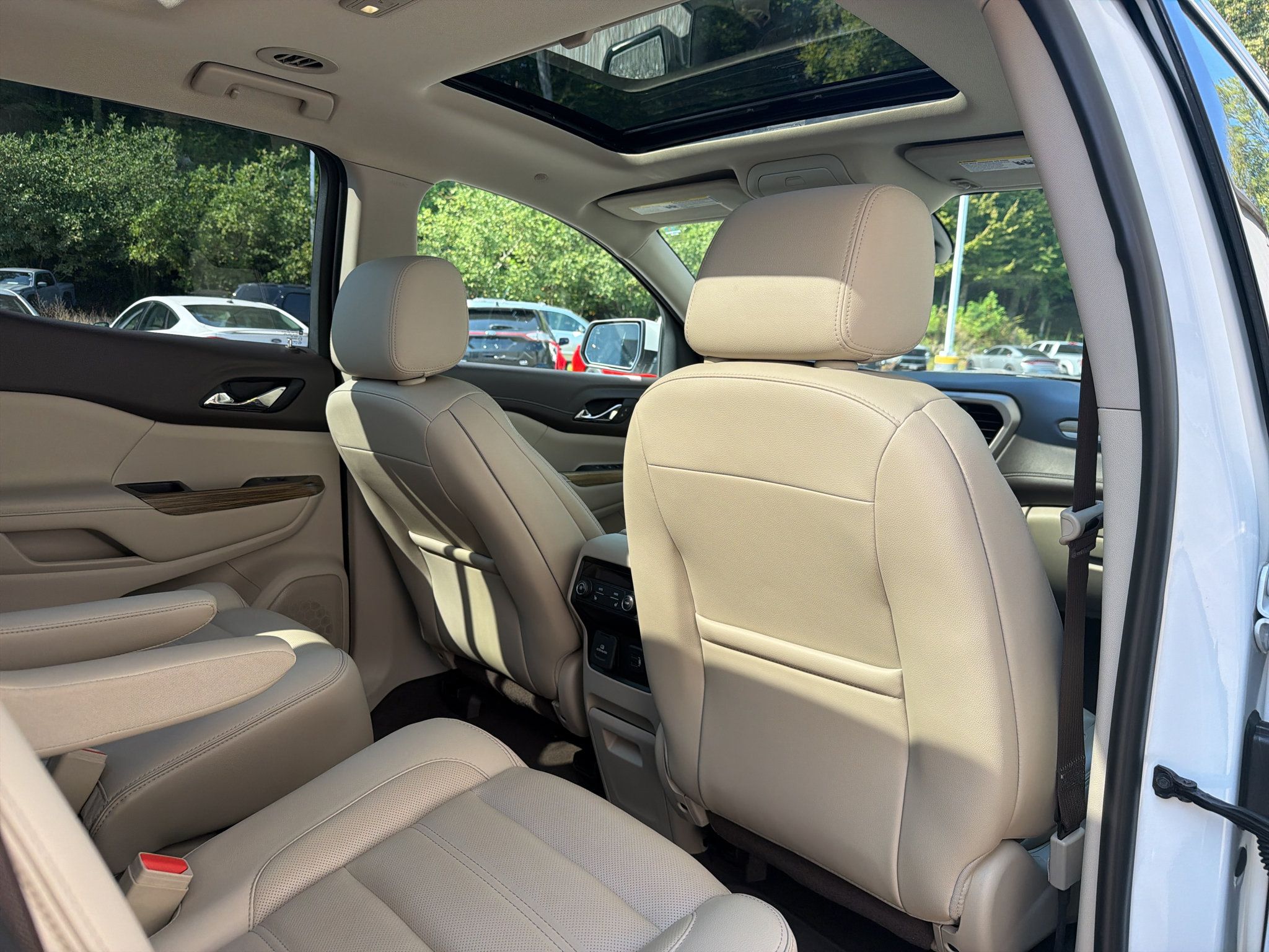 Used 2019 GMC Acadia Denali w/ Technology Package FWD image 18