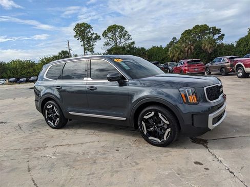 Certified 2024 Kia Telluride EX image 3