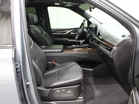 Used 2022 Cadillac Escalade ESV Sport Platinum AWD/4WD image 30