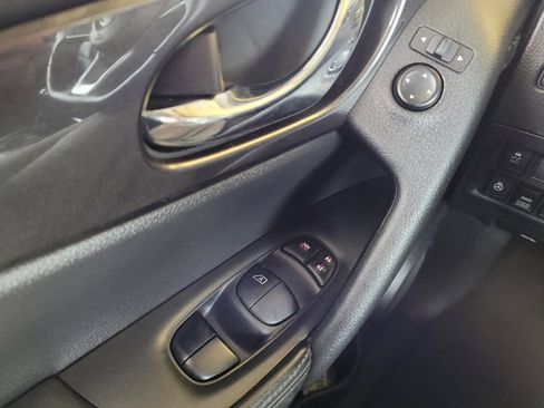 Used 2020 Nissan Rogue SV w/ Premium Package image 27