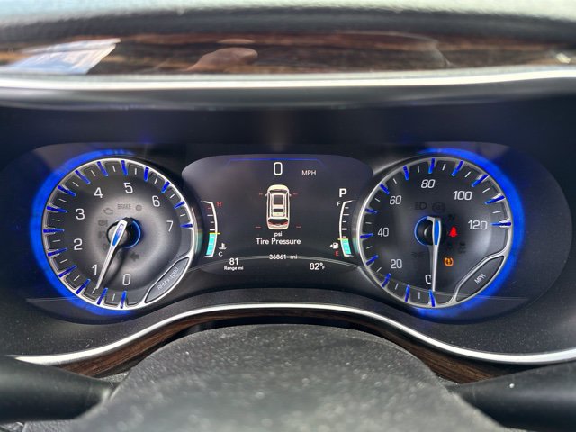 Used 2023 Chrysler Pacifica Limited w/ Uconnect Theater Family Group FWD image 17