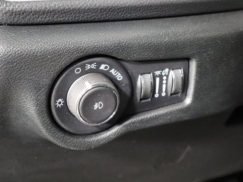 Used 2025 Chrysler Pacifica Limited FWD image 17