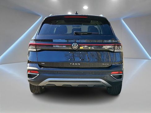 Certified 2025 Volkswagen Taos SE w/ Panoramic Sunroof Package image 6