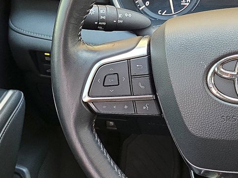 Used 2021 Toyota Highlander XLE AWD/4WD image 20