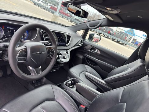 Used 2025 Chrysler Pacifica Select image 25
