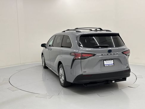 Used 2022 Toyota Sienna XLE Woodland Edition AWD/4WD image 3