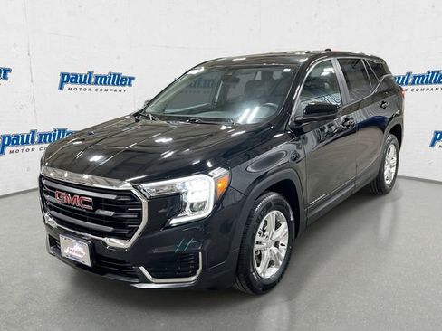 Used 2024 GMC Terrain SLE image 1