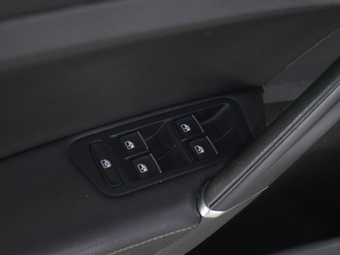 Used 2017 Volkswagen Golf R 4-Door image 19