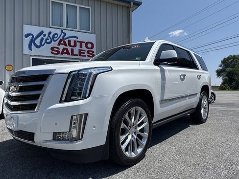 Used 2018 Cadillac Escalade Premium Luxury image 2
