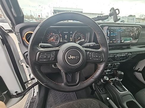 Used 2024 Jeep Gladiator Mojave w/ Safety Group image 16