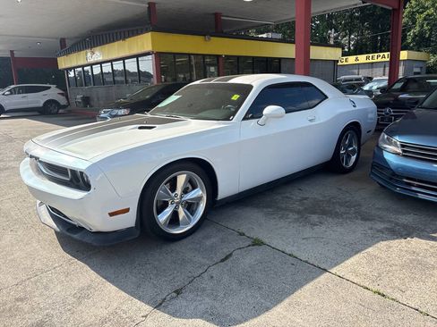 Used 2014 Dodge Challenger R/T RWD image 2