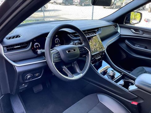 Used 2025 Jeep Grand Cherokee L Altitude RWD image 18
