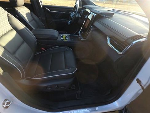 Used 2025 GMC Acadia Denali image 29