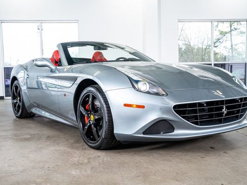 Used 2017 Ferrari California T image 4