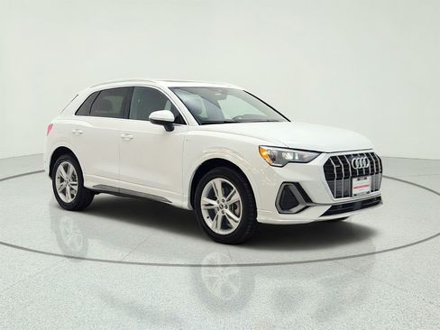 Used 2021 Audi Q3 2.0T Premium w/ Convenience Package AWD/4WD image 3