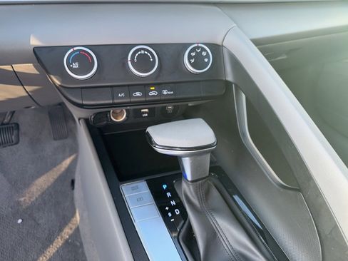 Used 2024 Hyundai Elantra SE image 22