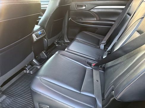 Used 2019 Toyota Highlander XLE image 16