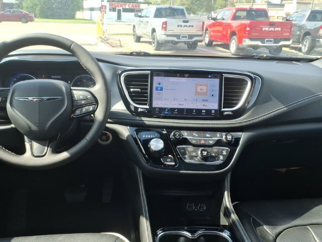 Used 2025 Chrysler Pacifica Limited FWD image 12