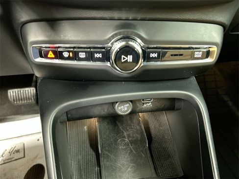 Used 2022 Volvo XC40 T5 Inscription w/ Advanced Package image 16