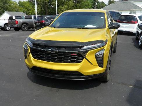 Used 2024 Chevrolet Trax RS w/ Driver Confidence Package FWD image 2