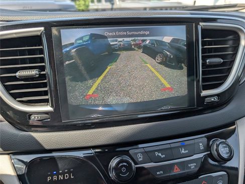 Used 2023 Chrysler Pacifica Touring-L FWD image 30