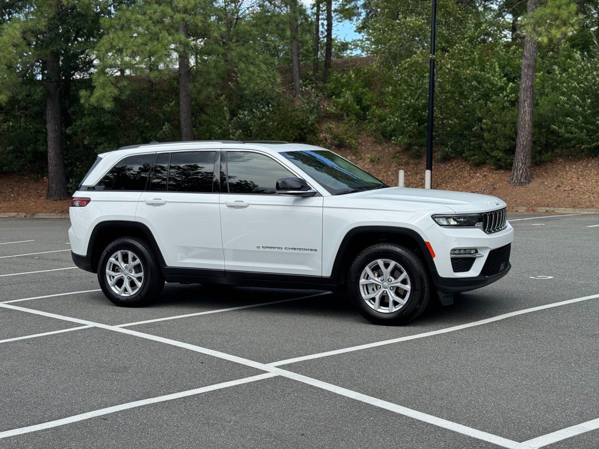 Used 2022 Jeep Grand Cherokee Limited AWD/4WD image 15