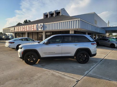 Used 2023 Jeep Grand Cherokee Altitude RWD image 2