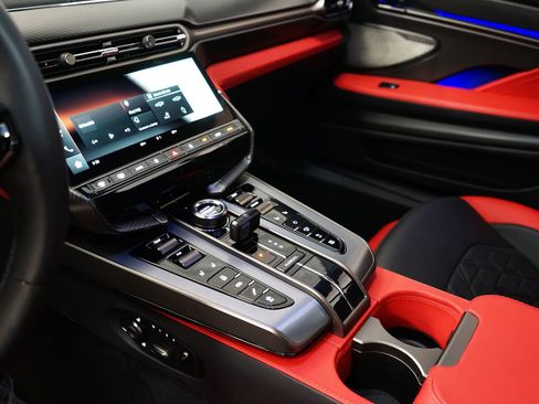 Used 2025 Aston Martin Vanquish image 21