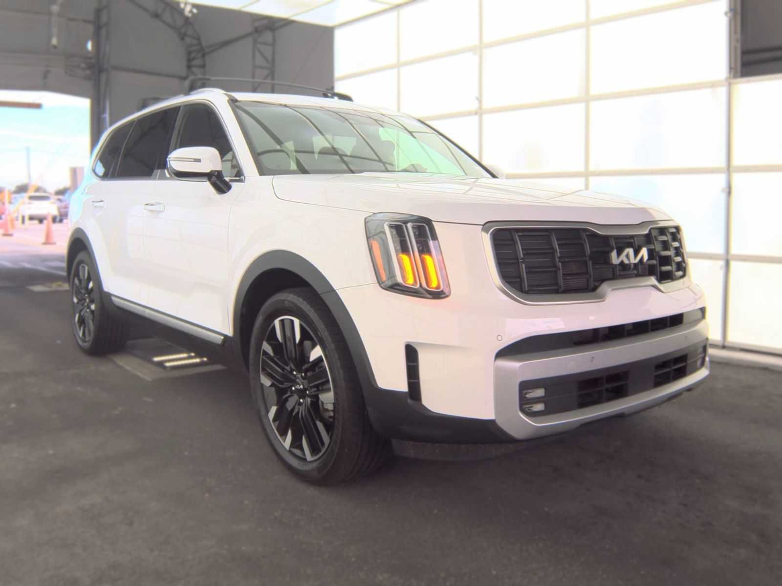 Used 2024 Kia Telluride SX Prestige AWD/4WD image 2