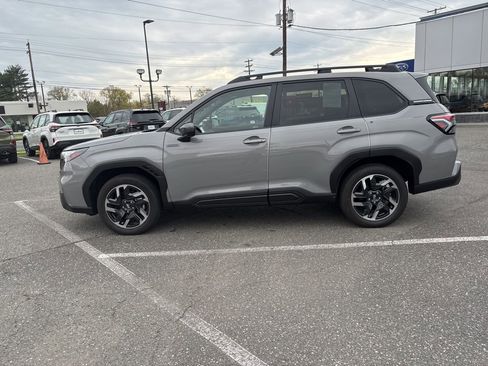 Used 2025 Subaru Forester Premium image 4